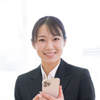 スマホで連絡する女性